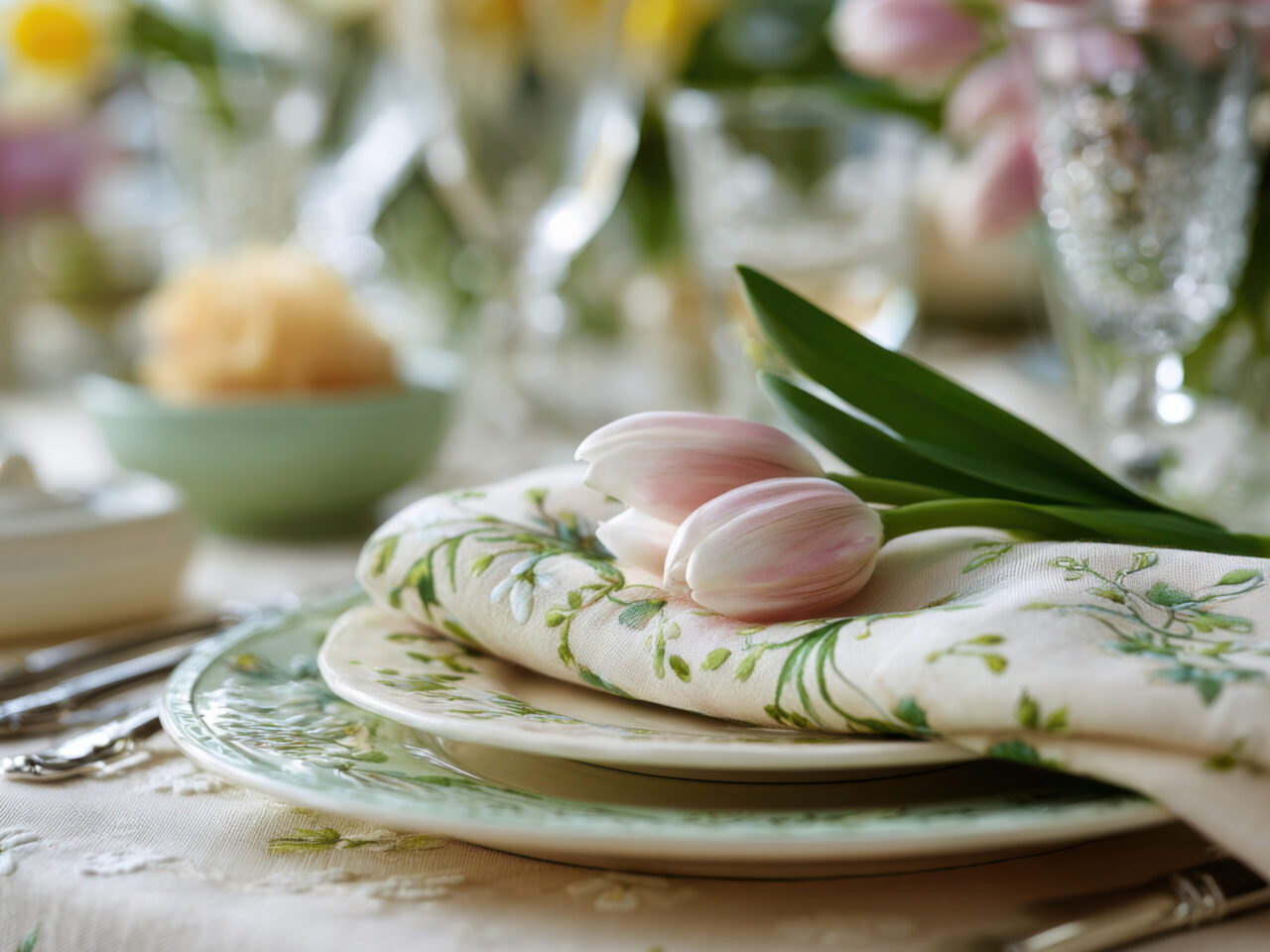 Frühlingshafte Tischdeko mit Tulpen auf einem Teller